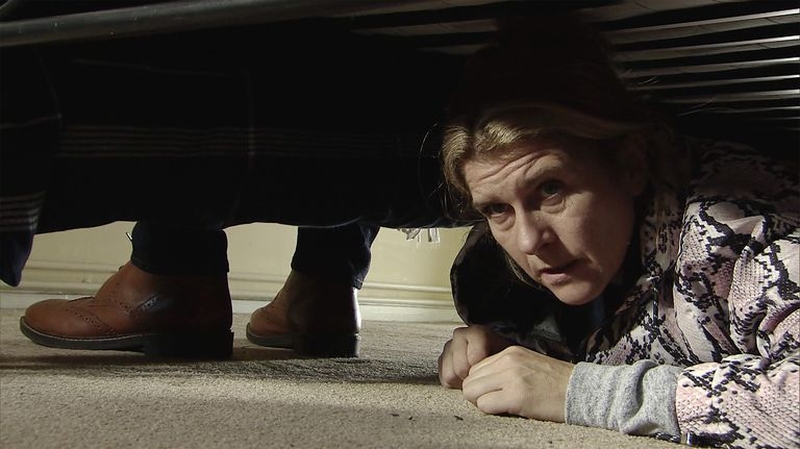 Gina sneaks into Duncan's house