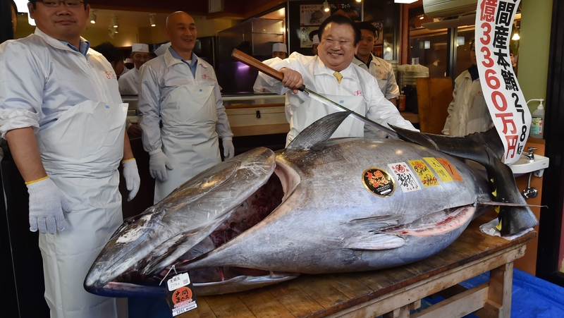 Kiyoshi Kimura, right, president of sushi restaurant chain Sushi-Zanmai, with his 278kg bluefin tuna