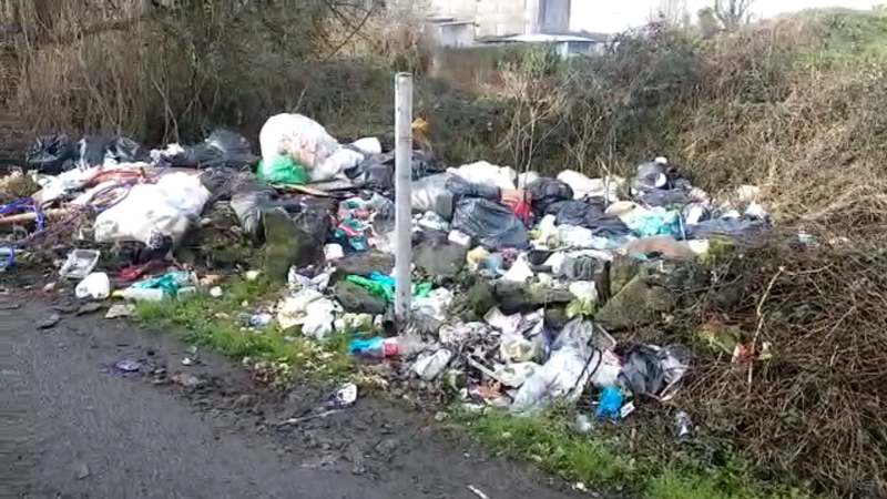 Dumpáil mhídhleathach sa Ghort, Co na Gaillimhe