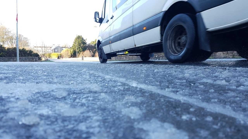 Sioc agus leac oighir ar an mbóthar, Conamara