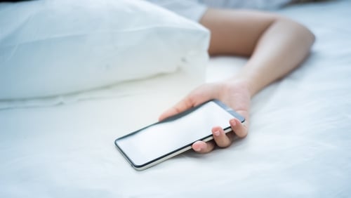 Only a quarter of Irish people leave their smartphones out of the bedroom at night