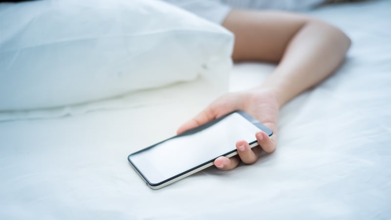 Only a quarter of Irish people leave their smartphones out of the bedroom at night