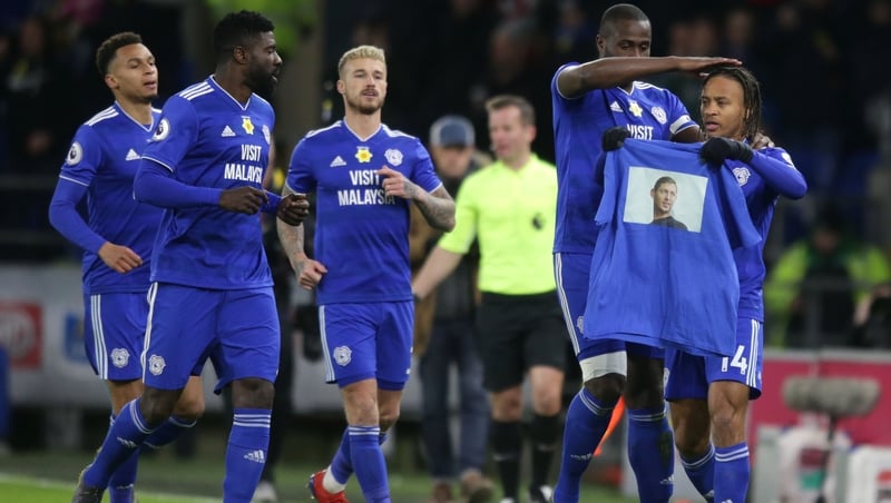 Cardiff players hold aloft an image of missing striker Emiliano Sala after going 1-0 up