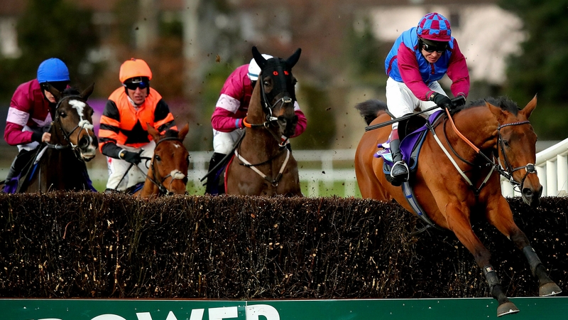 La Bague Au Roi led from the start in the Flogas Novice Chase