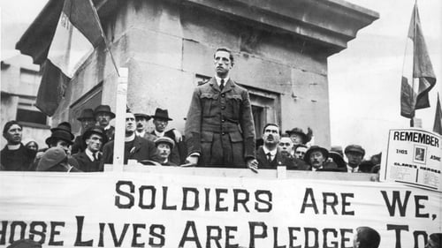 Eamon de Valera speaks from O'Connells monument at Ennis, County Clare (Photo: Hulton Archive/Getty Images)