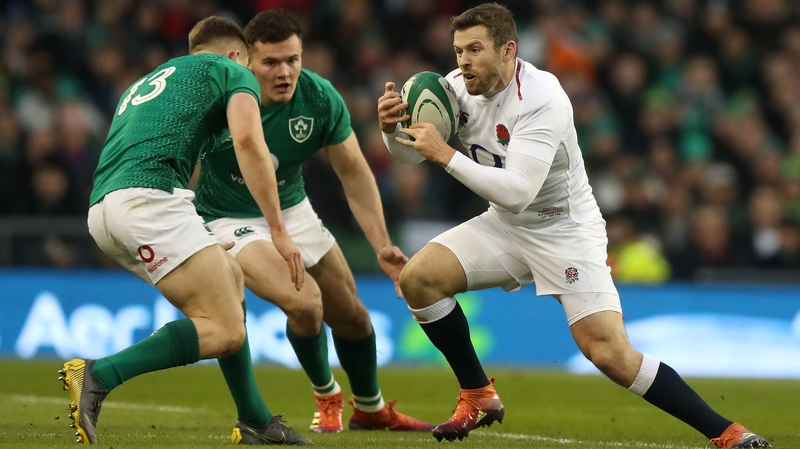 Elliot Daly (R) in action against Ireland at the Aviva Stardom on Ssyurda