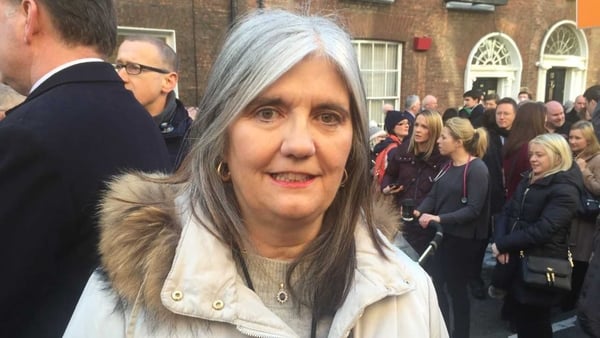 "Muid i gcónaí ag gabháil leithscéal le hothair" - an Dr Mary Regan