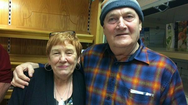 Johanna, bean an tí i dTigh an Phóist agus Séamus Begley, feirmeoir áitiúil agus ceoltóir.