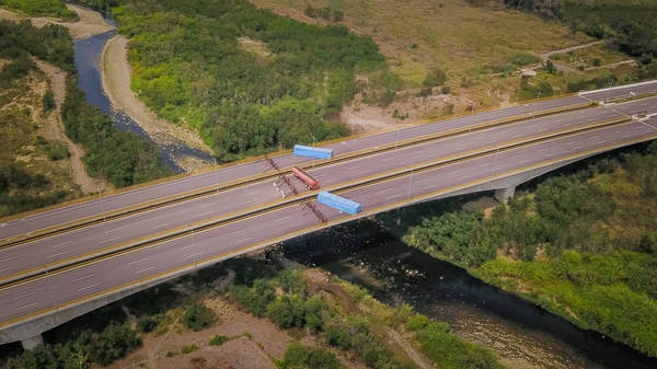 Venezuelan National Guard blocked Tienditas bridge in Cucuta to prevent the entry of humanitarian aid