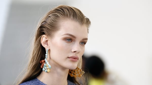 Learn how to recreate chic sunset eyes in earthy shades, as seen at the recent Brown Thomas spring-summer show.