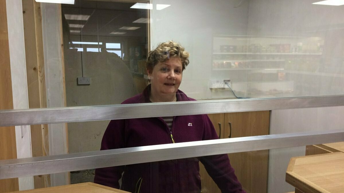 Máiréad de Brún agus Séamus Ó Súilleabháin;Oifig Poist nua Bhaile an Sceilig 