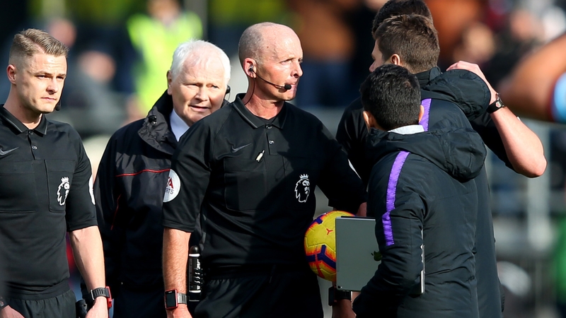 Mauricio Pochettino confronts referee Mike Dean at the final whistle