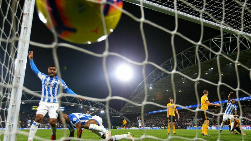 Elias Kachunga (L) celebrates Steve Mounie's (2nd L) winner