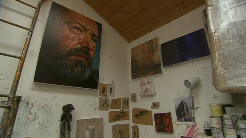 Féinphortráid agus saothair eile i stiúideo Eoin Mhic Lochlainn