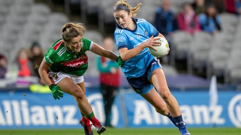 Dublin's Siobhan Killeen (R) evades Danielle Caldwell of Mayo