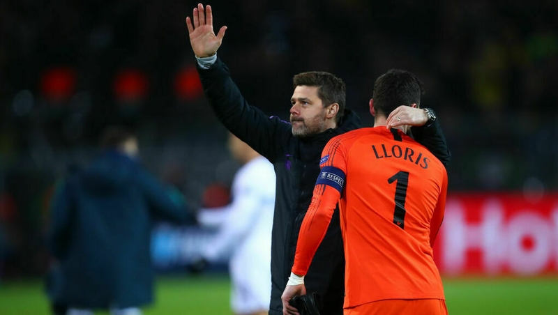 Mauricio Pochettino (L) celebrates with goalkeeper Hugo Lloris