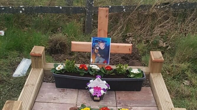 Memorial was erected on 4 January and removed by the council on 17 January