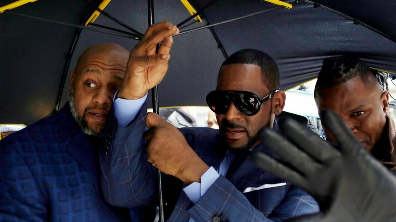R. Kelly (C) arrives at the Circuit Court of Cook County, Domestic Relations Division on March 6, 2019 in Chicago, Illinois