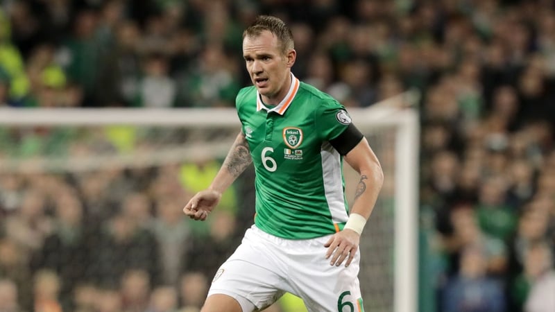 Glenn Whelan has been recalled to the Ireland squad