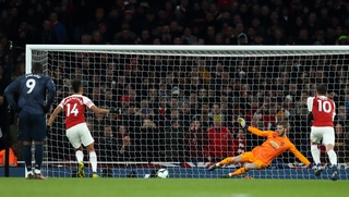 Pierre-Emerick Aubameyang scores from the penalty spot.