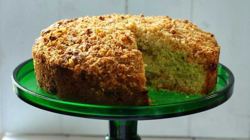 Apple crumble cake