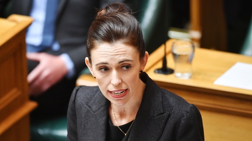 'Seasann muid leis an bpobal Muslamach'-An Príomh Aire Jacinda Ardern