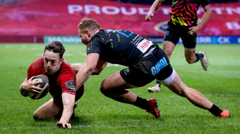 Darren Sweetnam dives over to give Munster the lead late on