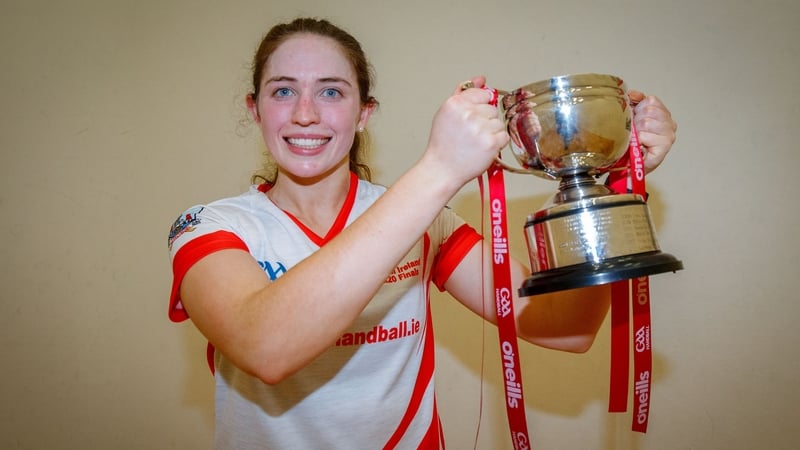Catriona Casey lifts the Women's senior trophy