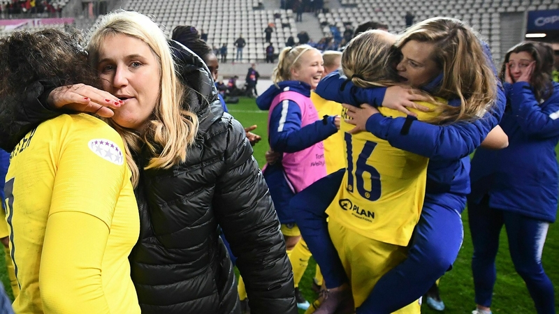 Chelsea's head coach Emma Hayes (2nd L) and her players celebrate