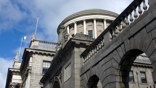 Tá Diarmaid Ó Cadhla ag éileamh go ndéanfaí a chás a éisteacht i nGaeilge.