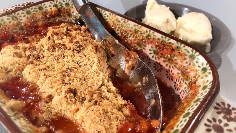 Karen Coakley's rhubarb & strawberry crumbl