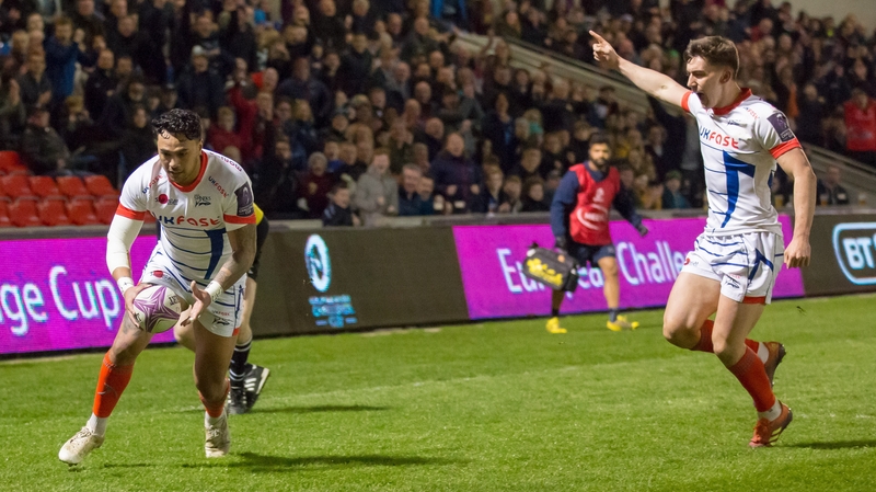 Denny Solomona goes over for Sale's second try