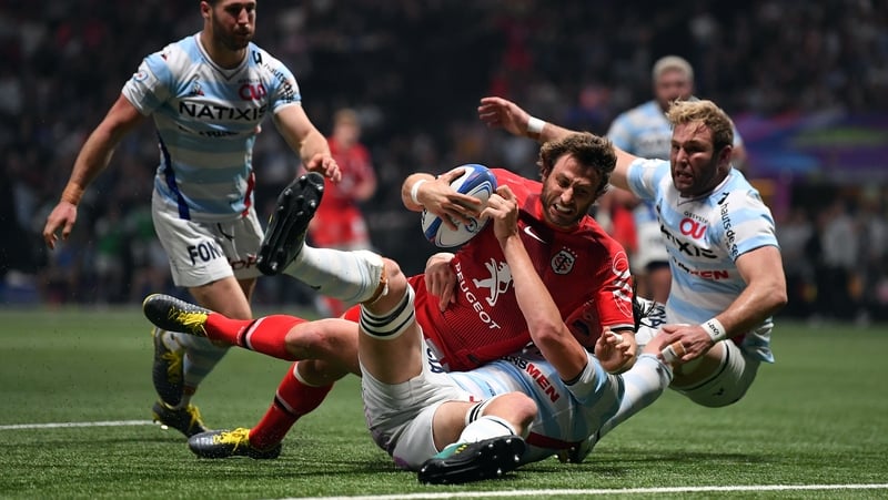 Maxime Medard of Toulouse dives over to score his side's second try
