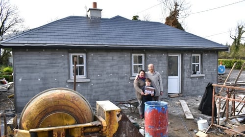 Melanie, Jeremy agus Fionn Zanni taobh amuigh dá dteach nua