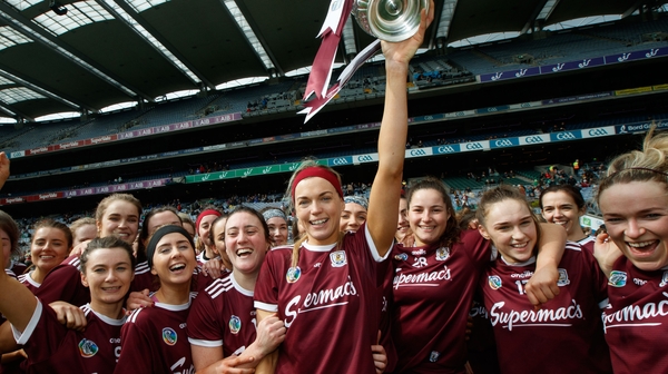 Sarah Dervan holds the league trophy aloft
