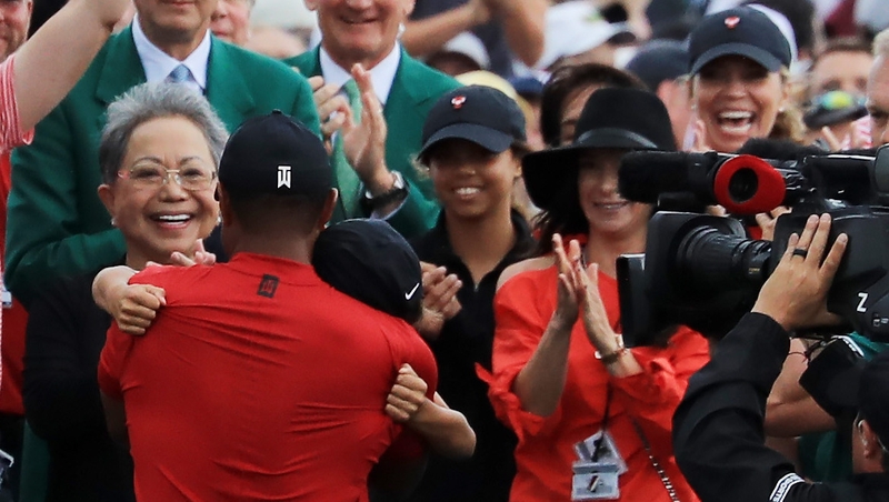 Tiger Woods with family after walking off the 18th green