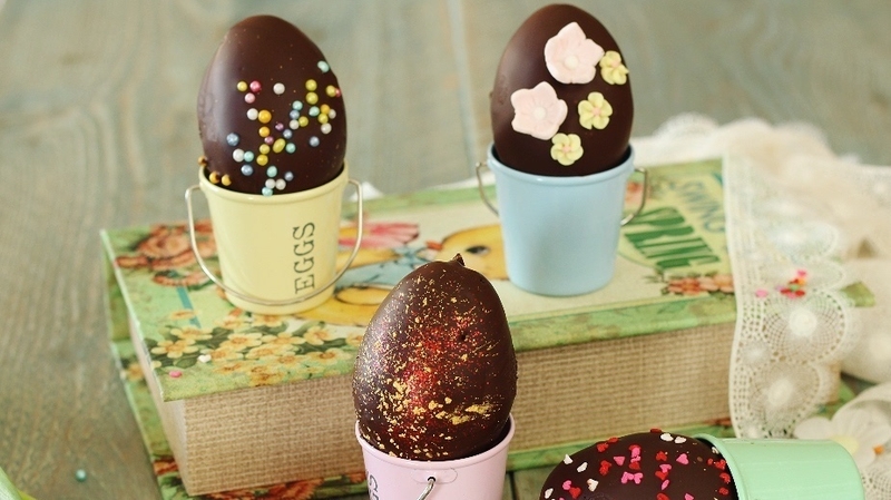 Mini Easter egg cakes