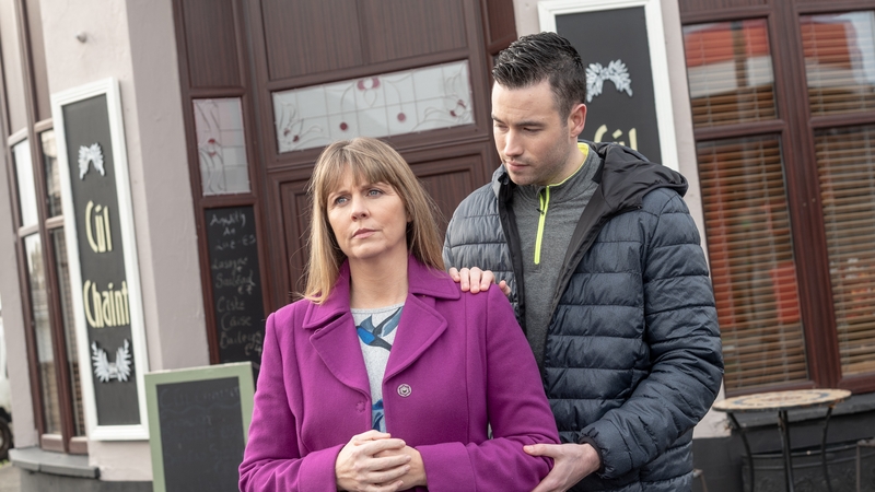 Evan comforts Berni in Ros na Rún