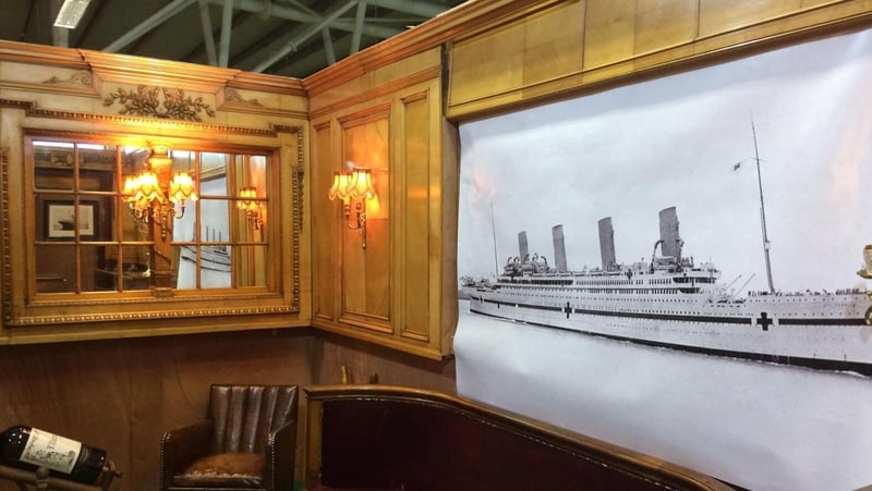 Dhá phainéal ornáidithe ón long Britannic le cur ar ceant Dé Céadaoin seo chugainn