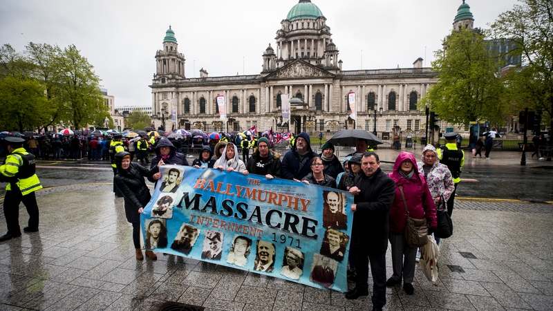 Lucht agóide ag tarraingt aird ar shléacht Bhaile Uí Mhurchú i 1971