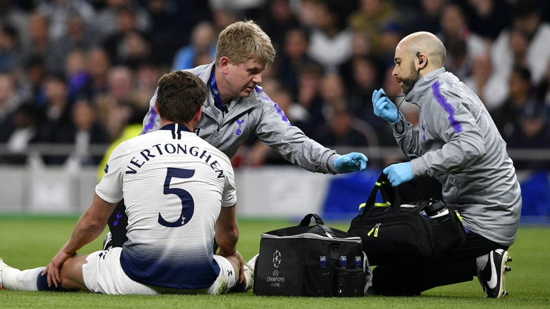 Jan Vertonghen receives treatment