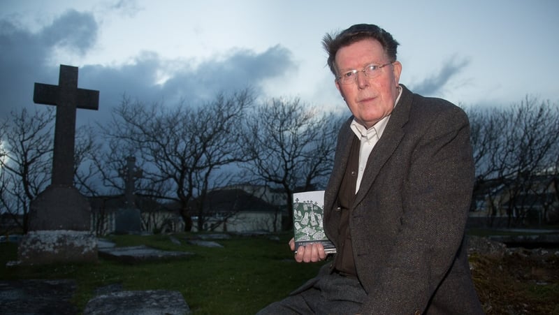 Liam Mac Con Iomaire i 2019 leis an aistriúcháin aige ar Cré na Cille Mháirtín Uí Cadhain, Graveyard Clay, a d'fhoilsigh Cló Iar Chonnacht.