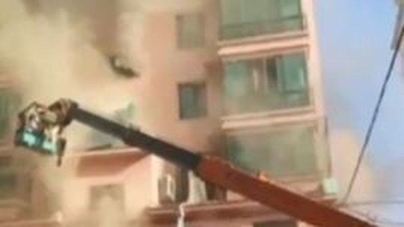 Lan Junze drove his crane to the scene and hoisted a basket to rescue trapped residents