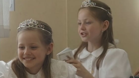 Twin girls in First Communion class, Gaelscoil Uí Fhiaich, Maynooth (2004)