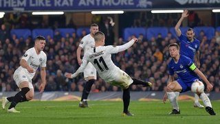 Frankfurt's Serbian midfielder Mijat Gacinovic (C) shoots past Chelsea's Spanish defender Cesar Azpilicueta