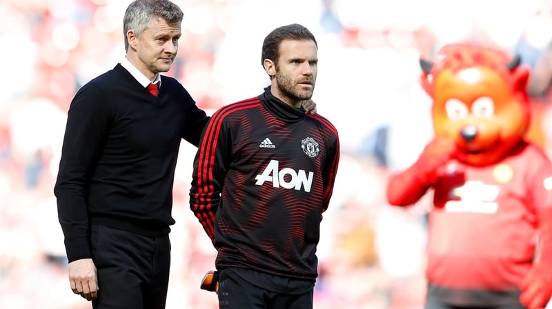 Ole Gunnar Solskjaer (L) and Juan Mata after United's defeat to Cardiff