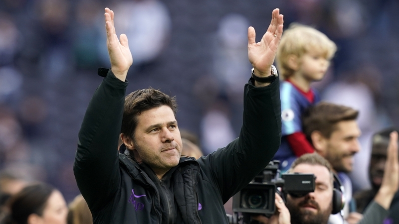Mauricio Pochettino applauds fans after Tottenham's draw with Everton