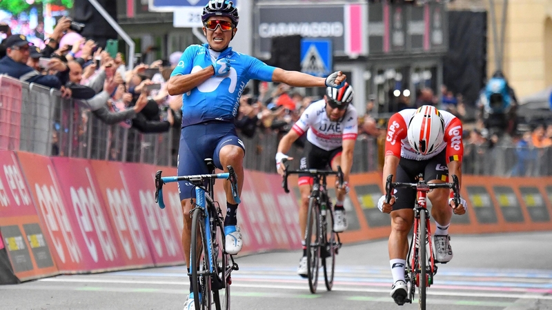 Richard Carapaz (L) of Movistar celebrates