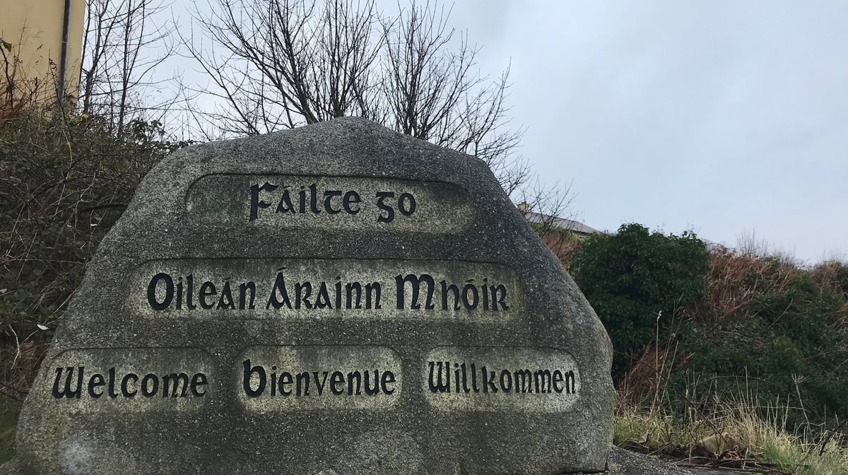 Cara Nic A Bhaird as Oileán Árainn Mhór.