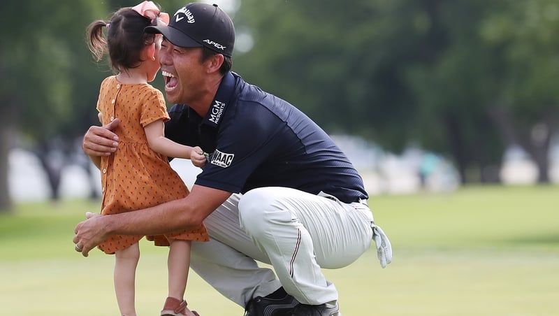 Kevin Na celebrates with daughter Sophia on the 18th green at Colonial